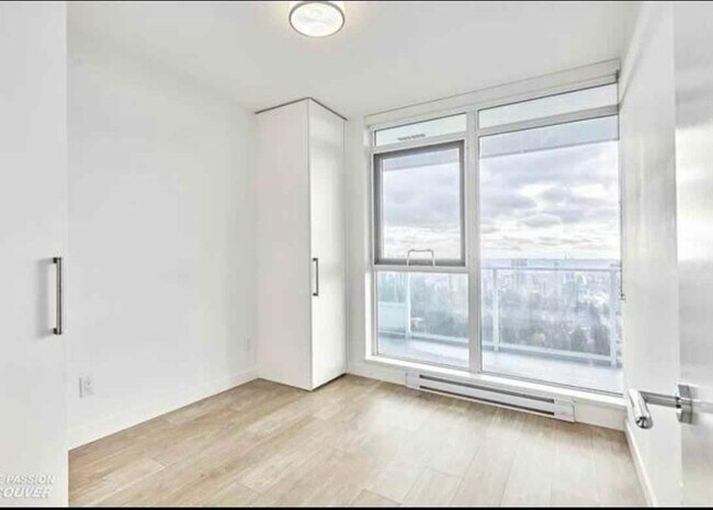 Photo du bâtiment - 657 Whiting Way