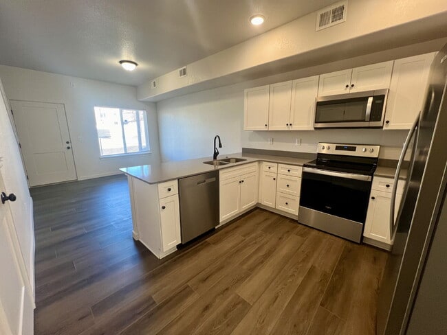 Building Photo - Newer Single Family Home Now Available!