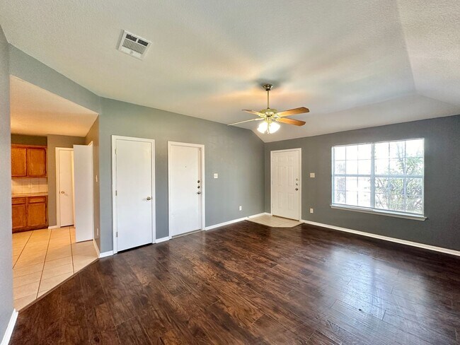 Building Photo - 1501 Cinch Dr