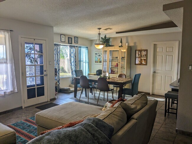 Foto del edificio - 3901 Basswood Dr