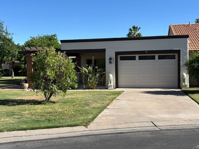 Foto del edificio - This lovely home is available May 2026 ongoing!   Leisure is a 45+ Active Adult Resort Community.