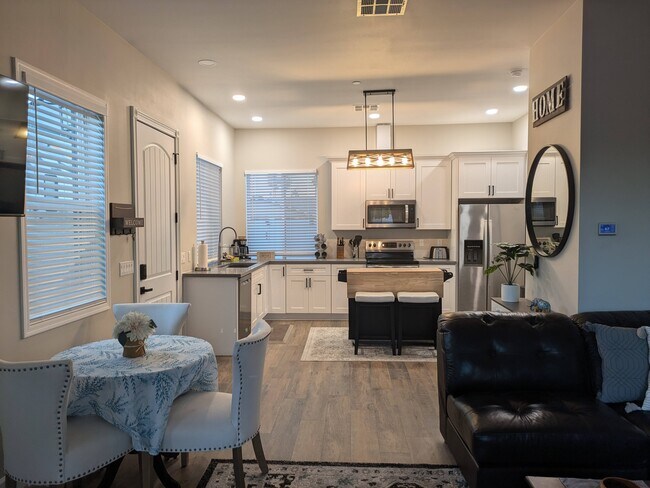 Foto del edificio - 8879 E Friess Dr