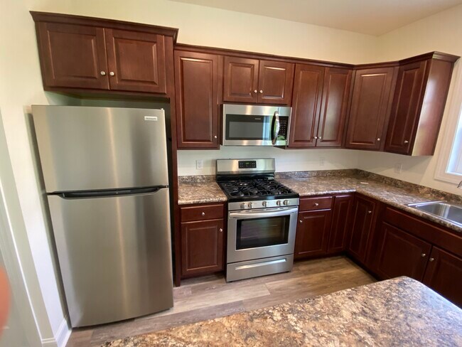 Cocina con cocina, horno de microondas, refrigerador - 4576 Elizabeth Ln