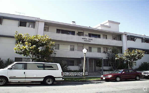 Primary Photo - 10400 Ashton Ave