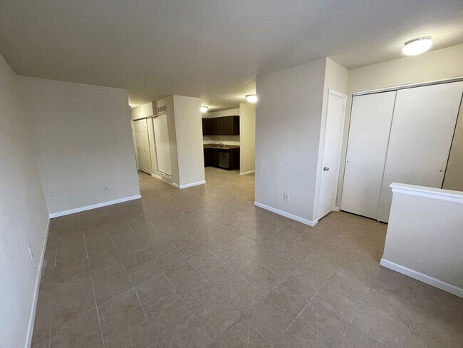 Foto del edificio - 2 BED 1 BATH 1ST FLOOR APARTMENT