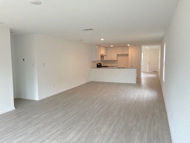 Building Photo - 4 Bedroom 2 Bath 1 Story Home!