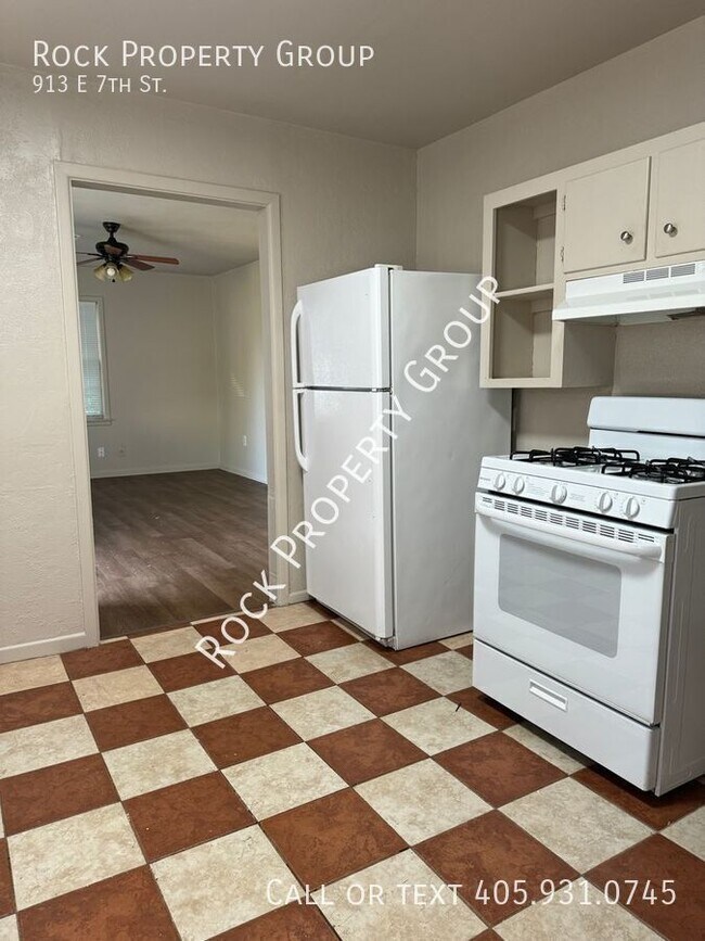 Building Photo - 2 Bedroom 1 Bathroom Home with 1 Car Garag...