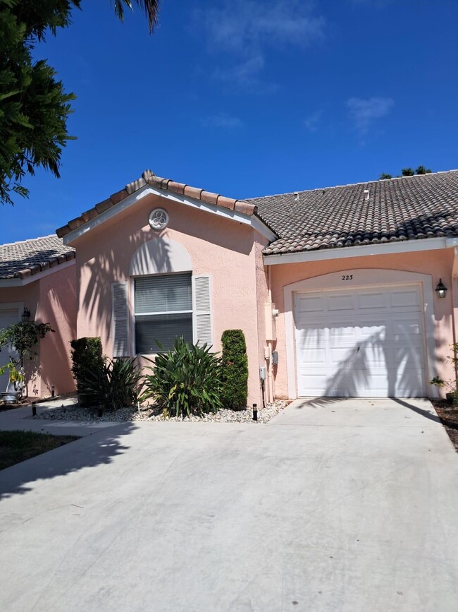 Foto del edificio - 223 E Coral Trace Cir