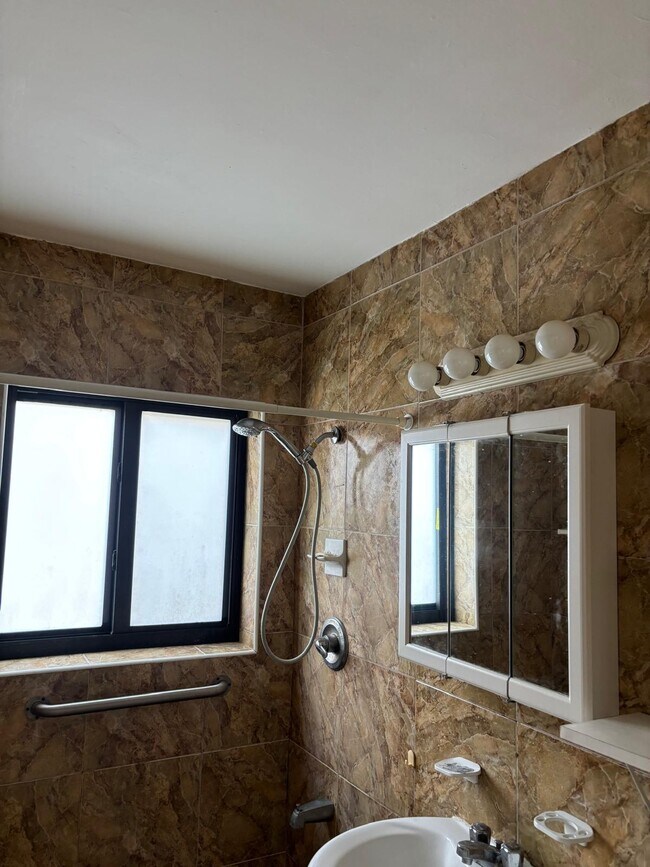 Foto del edificio - 650 83rd St