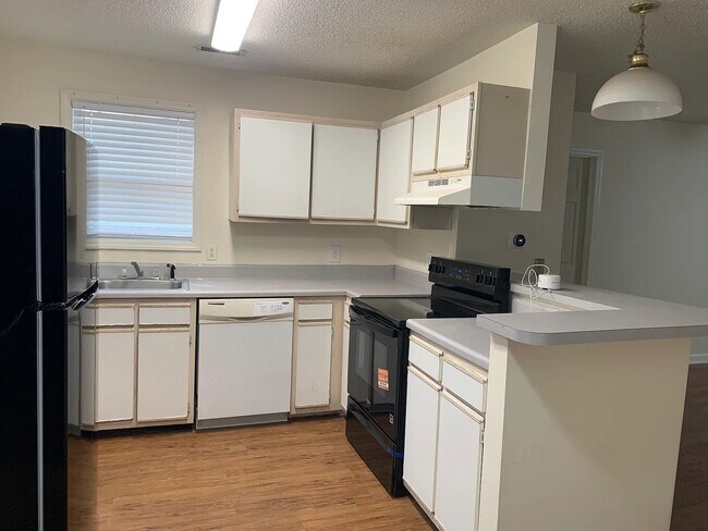 Foto del edificio - Room in Condo on Carlton Ave