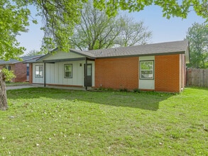 Building Photo - 1400 Alan Ln