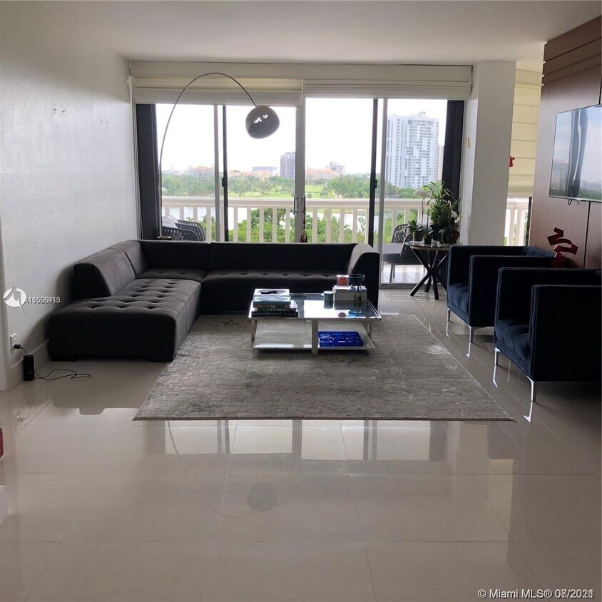 Foto principal - 20281 E Country Club Dr