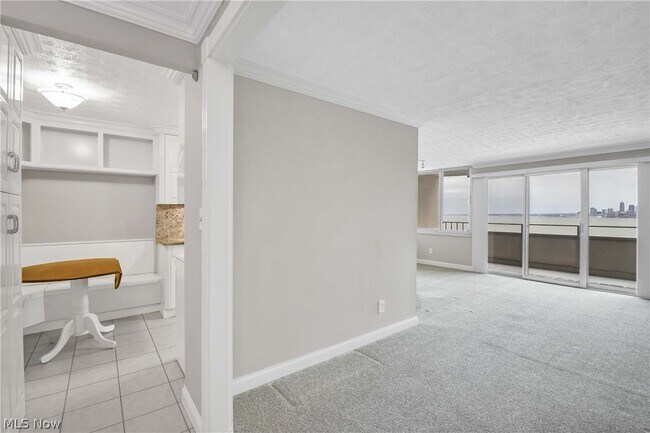 Foto del edificio - 12900 Lake Ave