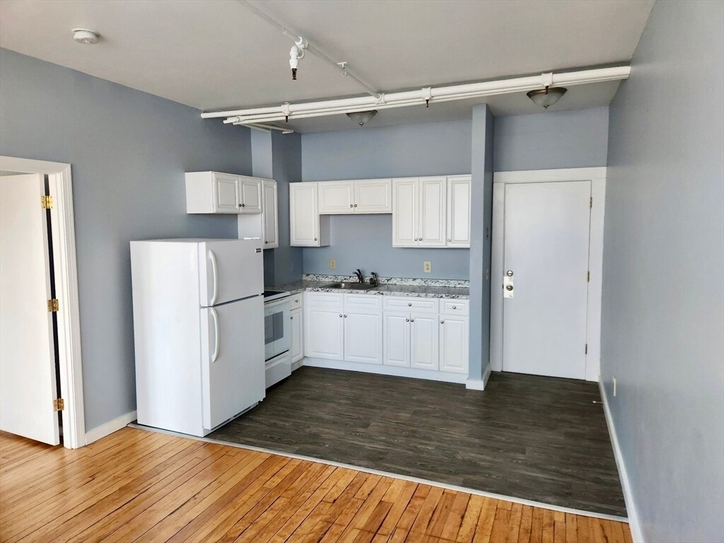 Foto del edificio - 15 N Main St