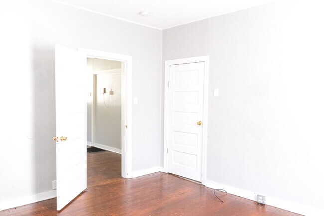 Building Photo - Welcome home to 2009 Camden Street! 3 bedr...