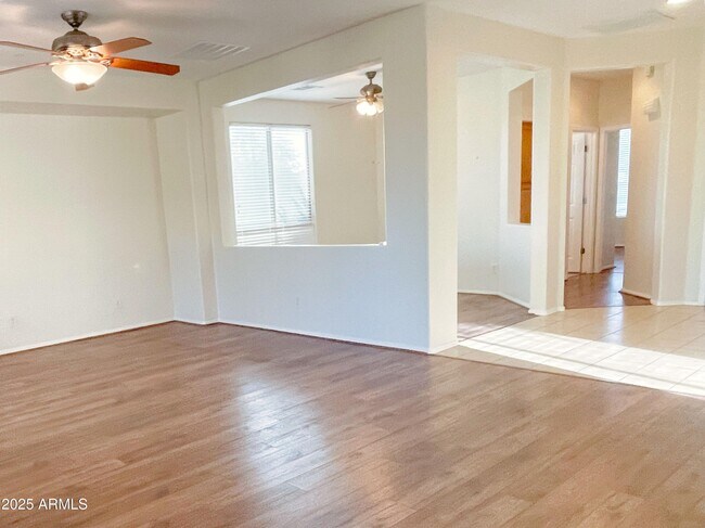 Foto del edificio - 4015 E Sourwood Dr
