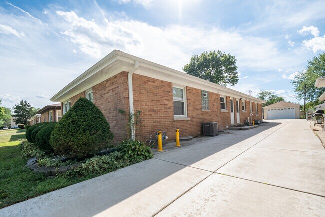 Building Photo - 204 S Chase Ave