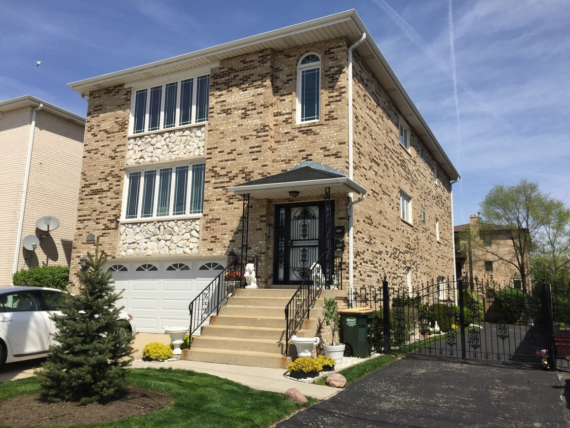 Foto principal - 8827 N Greenwood Ave