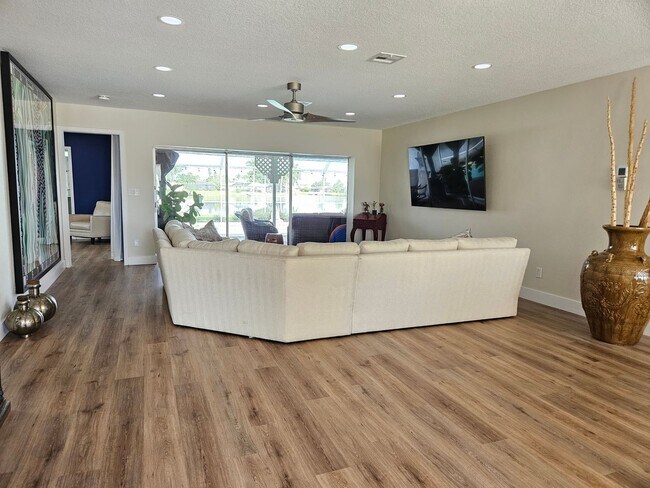 Foto del edificio - Annual Rental or 6+ month option - FURNISHED or UNFURNISHED HEATED POOL HOME. Gorgeous 3 Bedroom,...
