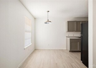 Building Photo - 402 Gastel Cir