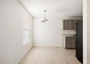 Building Photo - 402 Gastel Cir