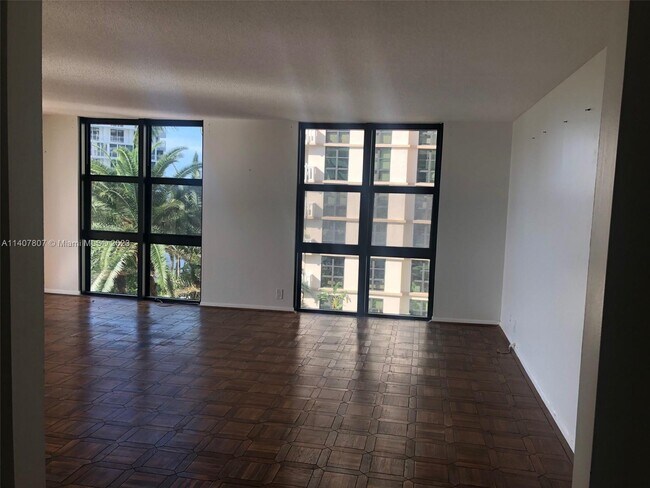 Foto del edificio - 1111 Crandon Blvd
