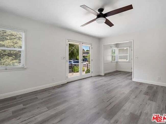 Building Photo - 908 Venezia Ave