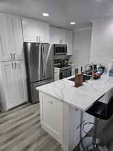 Building Photo - 9229 Village Glen Dr