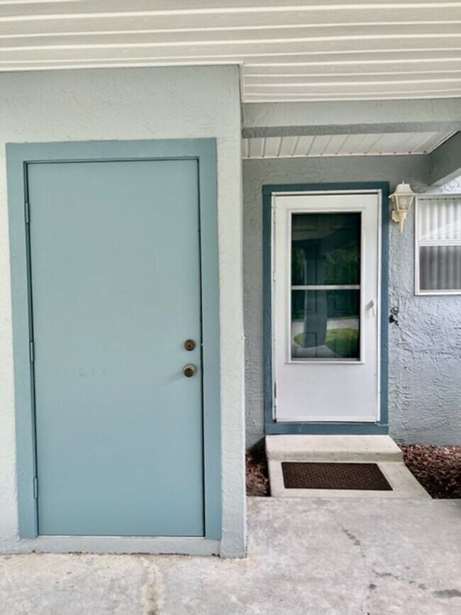 Building Photo - Beautiful Waterfront 2/2 Furnished Condo with community pool!