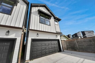 Building Photo - 127 E 38th St