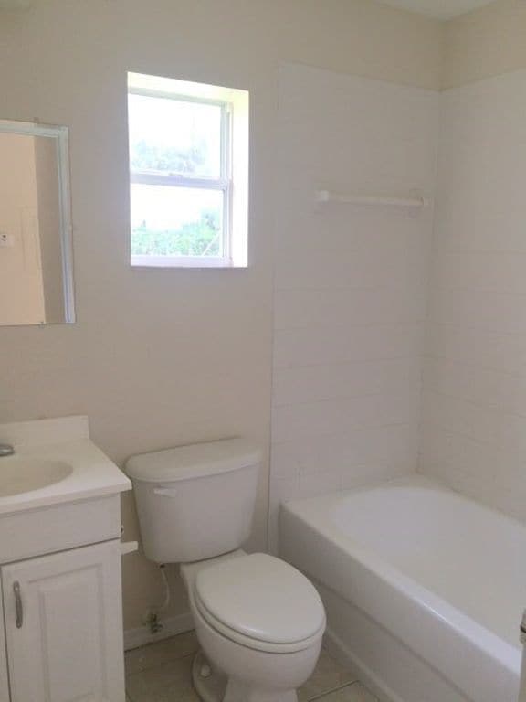 Foto del edificio - Conveniently Located 3BR/1BA Dade City Triplex NO APPLICATION FEE!