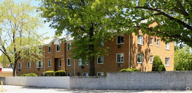 Foto del edificio - 4281 Mayfield Road Apts.