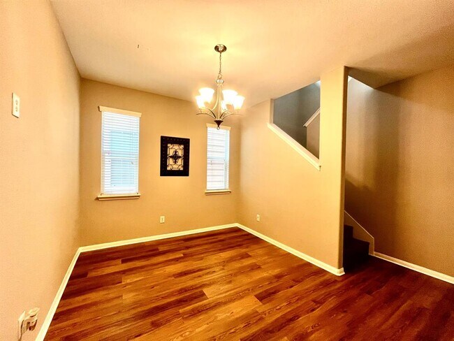 Building Photo - 6435 Wilshire Lakes