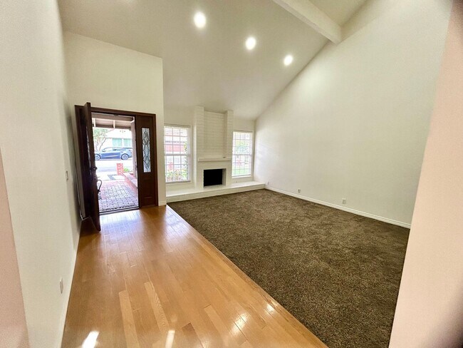 Foto del edificio - Beautiful 4 Bedroom/3 Bath Home with Bonus Room in Cypress, CA.   SOLAR Installed!