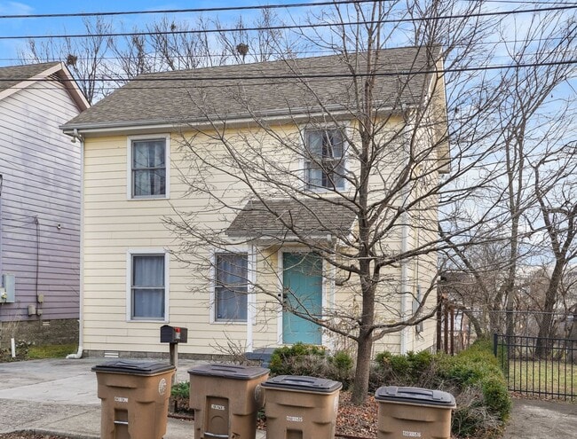 Building Photo - 914 Warren St