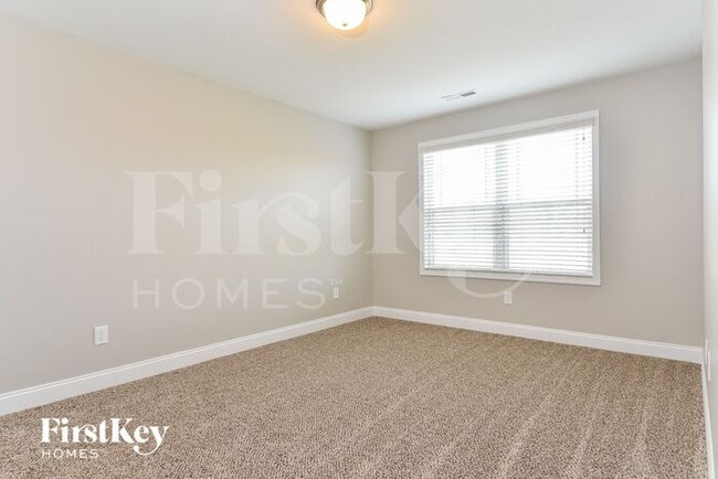 Building Photo - 743 Breeders Cup Dr
