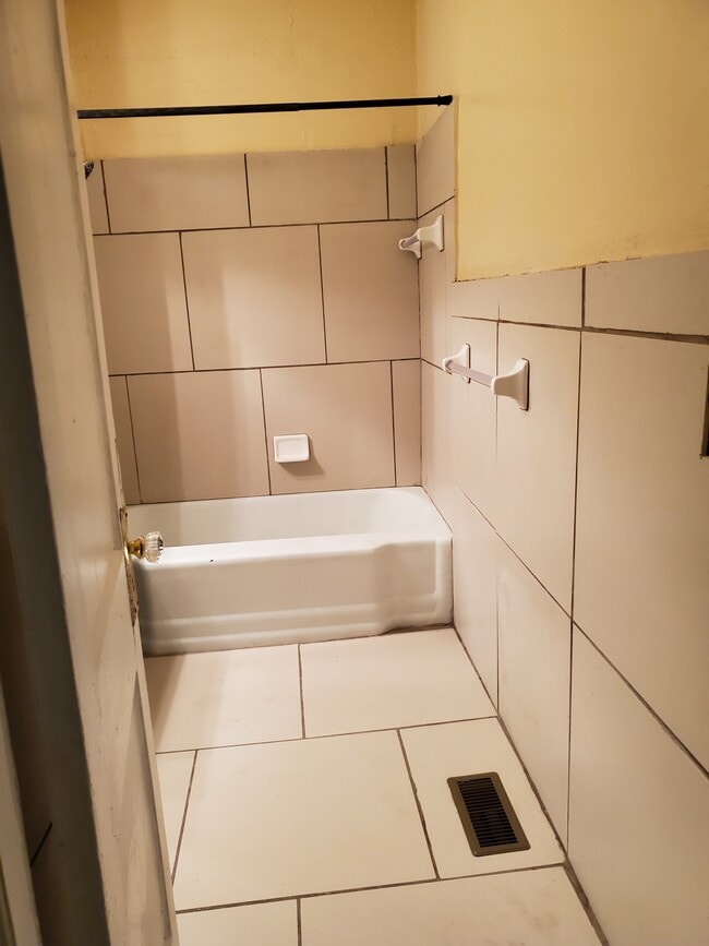 Building Photo - 1717 Dairy St