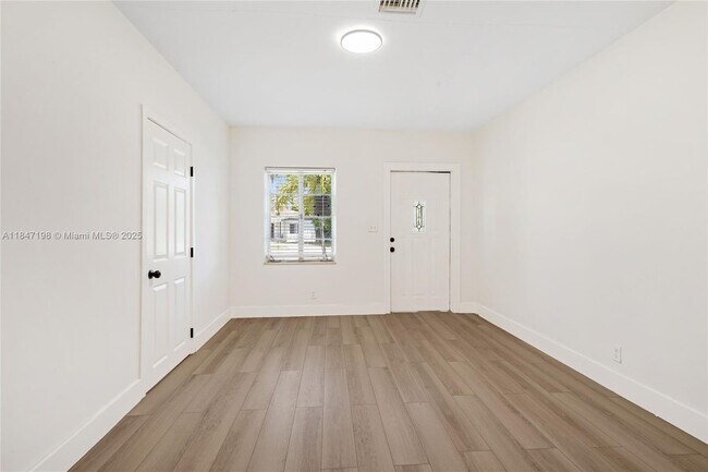 Foto del edificio - 1021 NW 7th Ave