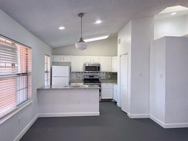 Foto del edificio - 21107 Highland Lake Dr