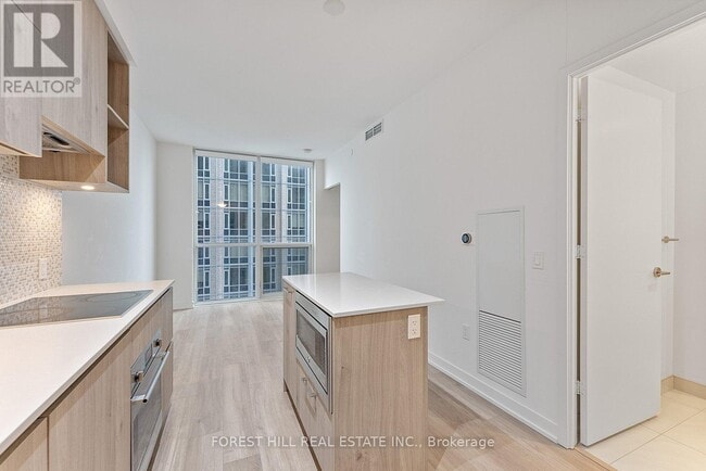 Building Photo - 1 Yorkville Ave