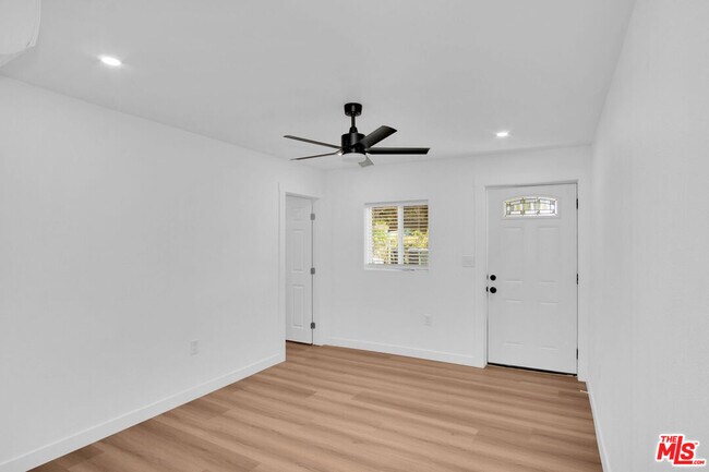 Foto del edificio - 677 E Kingsley Ave