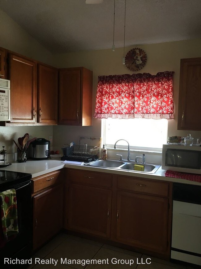 Building Photo - 9524 Violet Dr