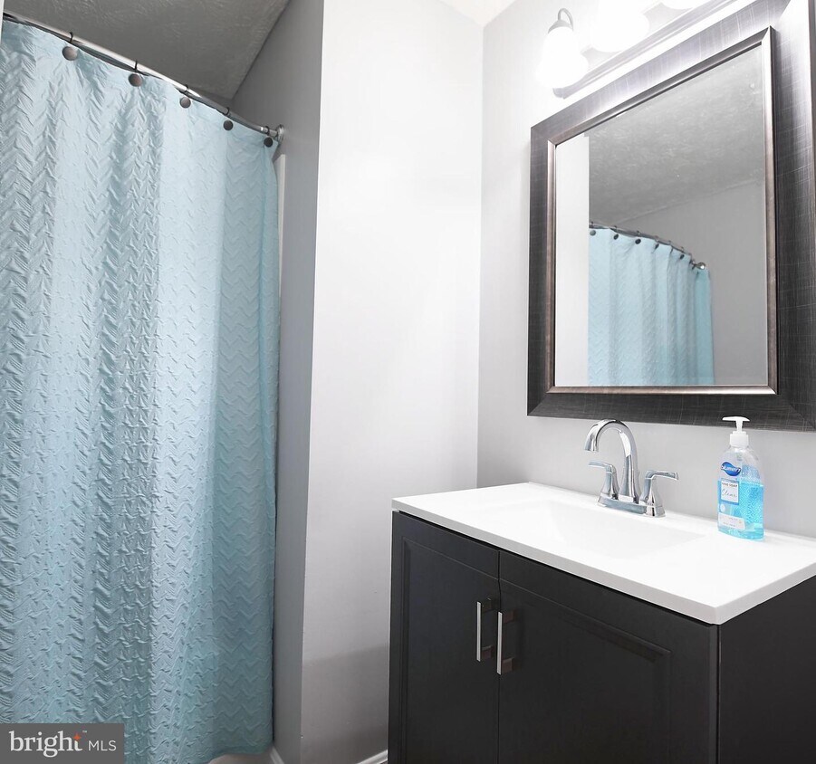 Foto principal - 1342 Crofton Dr