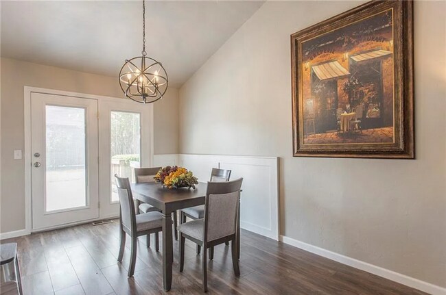 Foto del edificio - Beautifully Renovated 3BD/2BTH Home with Open Kitchen, Fireplace & Storm Shelter