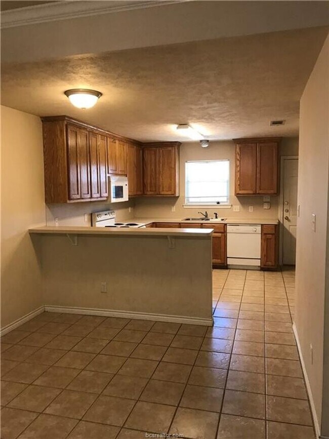 Foto del edificio - EXCELLENT 3/3 DUPLEX- PRELEASE NOW!