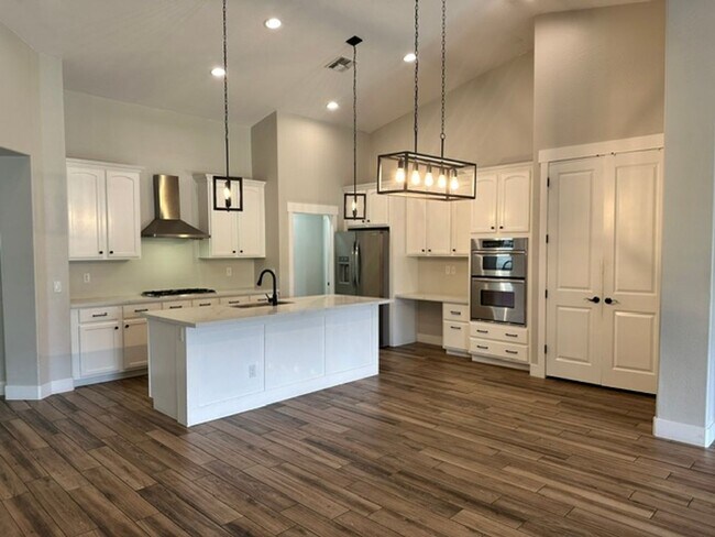 Building Photo - Beautiful Remodeled Cortina Home, 2310 sq ft, 4-bed, 2-bath home with a bonus den.