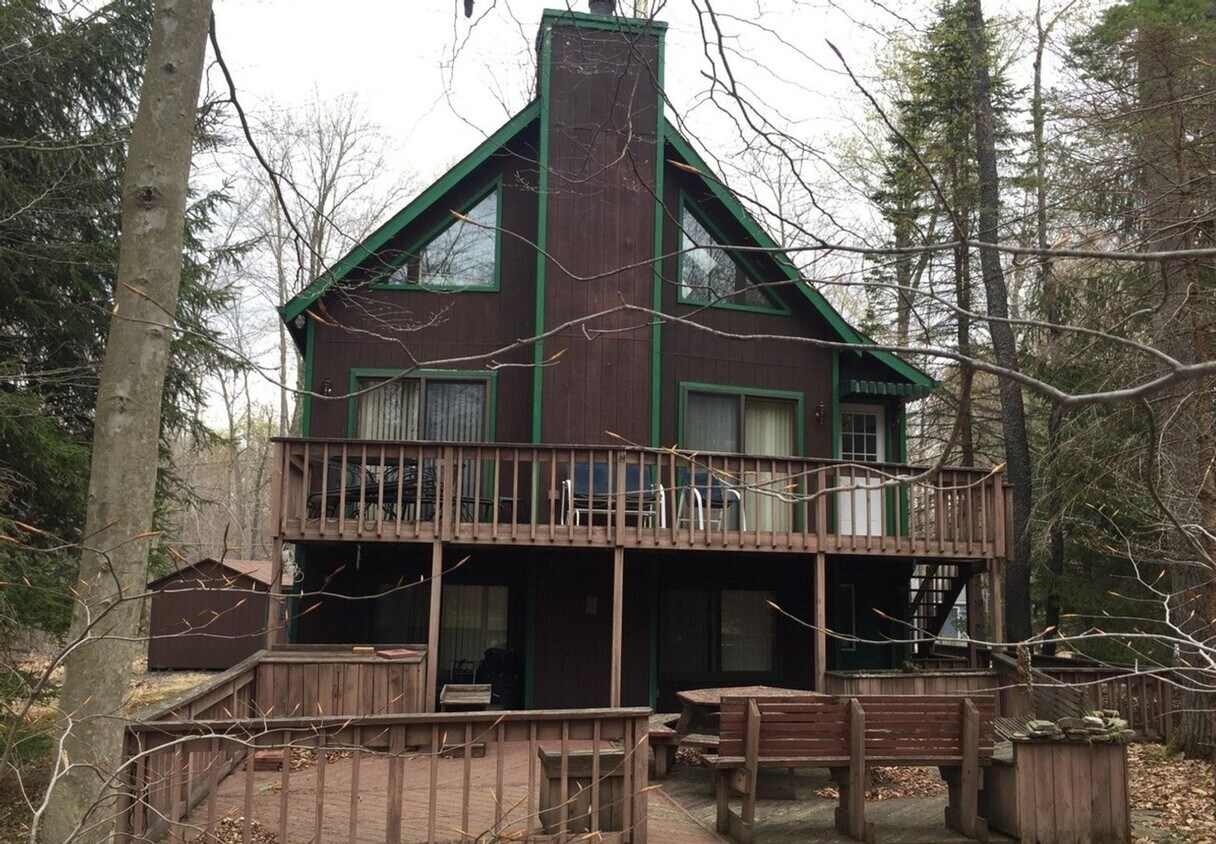 Foto principal - Charming 3BR House in Pocono Lake