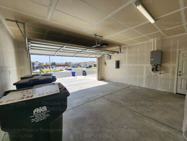 Building Photo - Spacious 4 bedroom/ 2 bathroom home REDUCED!