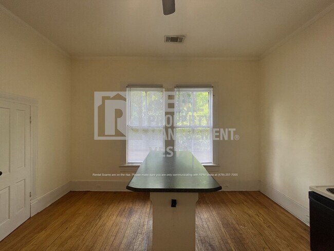 Building Photo - Charming Two Bedroom Apartment on Pierce A...
