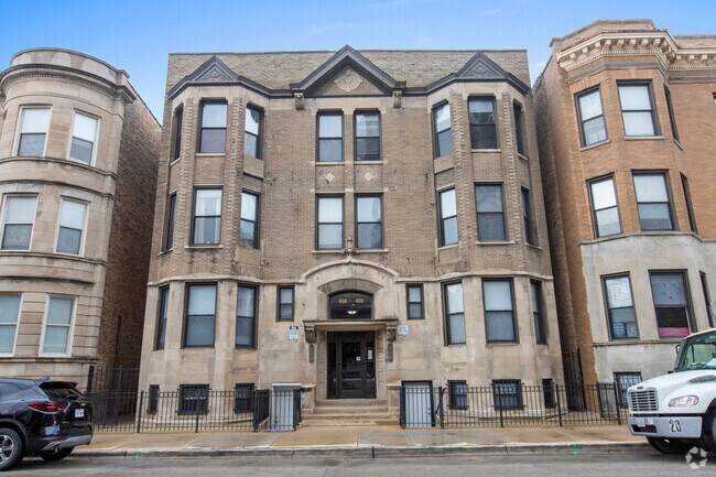 Building Photo - 908 W Montrose Ave